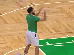 九游娱乐空间-塔图姆在MAD比赛中出色发挥，反败为胜引发热议！